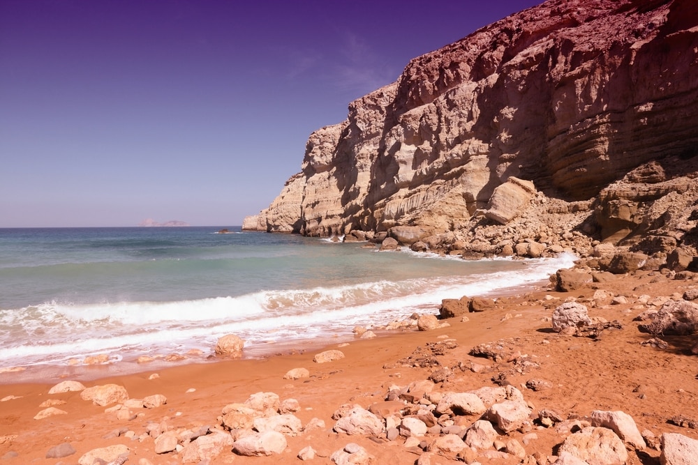 Bañarse en la playa roja cerca de Heraklion