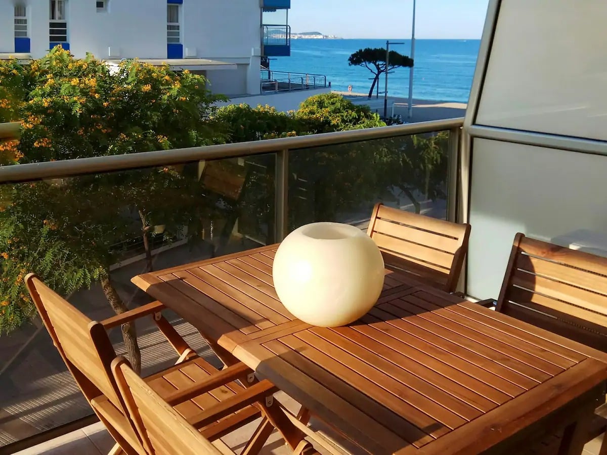 Superbe terrasse dans ce Airbnb à Platja d'Aro