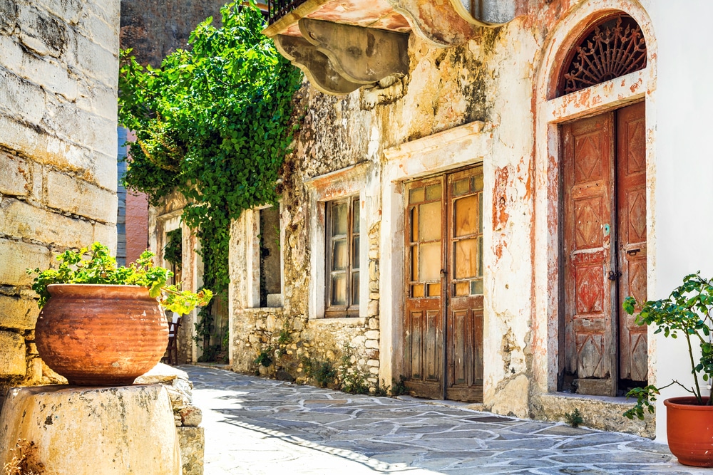 charmantes ruelles étroites des villages grecs traditionnels - Naxos