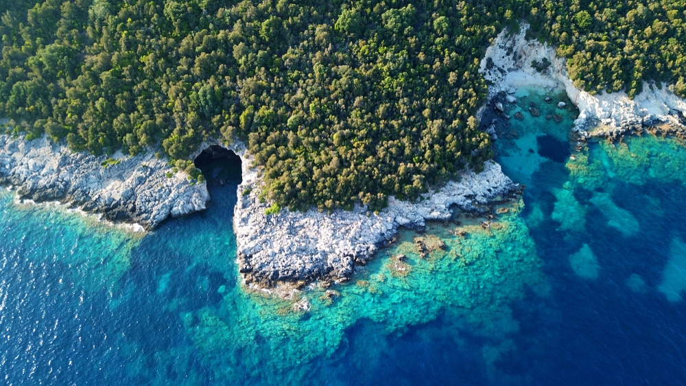 La Laguna Blu, sul bordo di una piccola isola greca