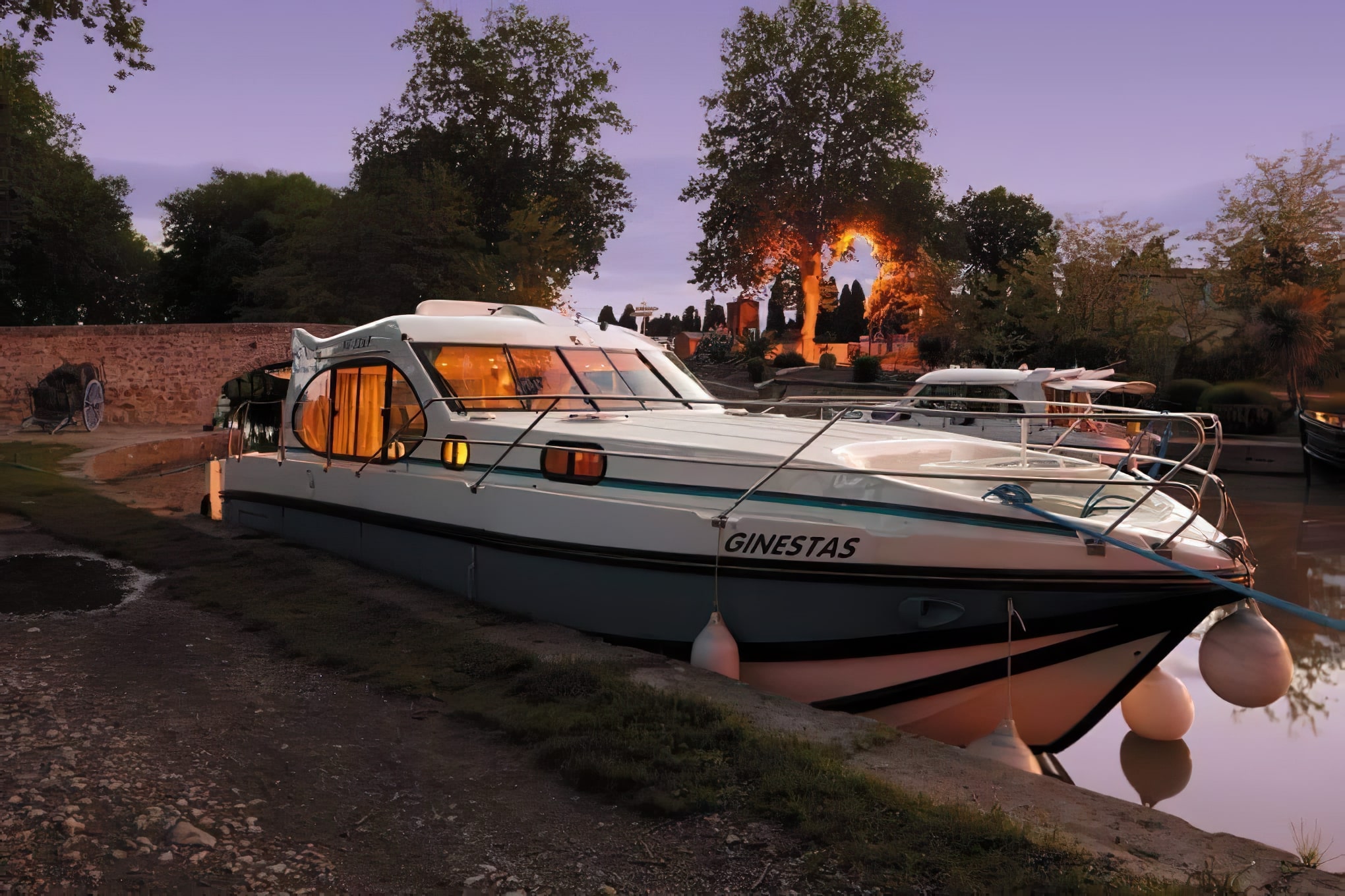 Le Canal du Midi avec un bateau sans permis