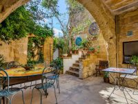 Tranquil courtyard retreat @ cute 1-BR Countryhome