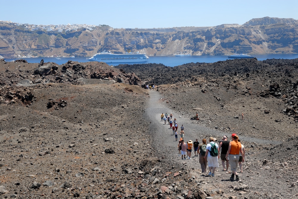 Touristes en randonnée sur l'île volcanique de Nea Kameni près de Santorin