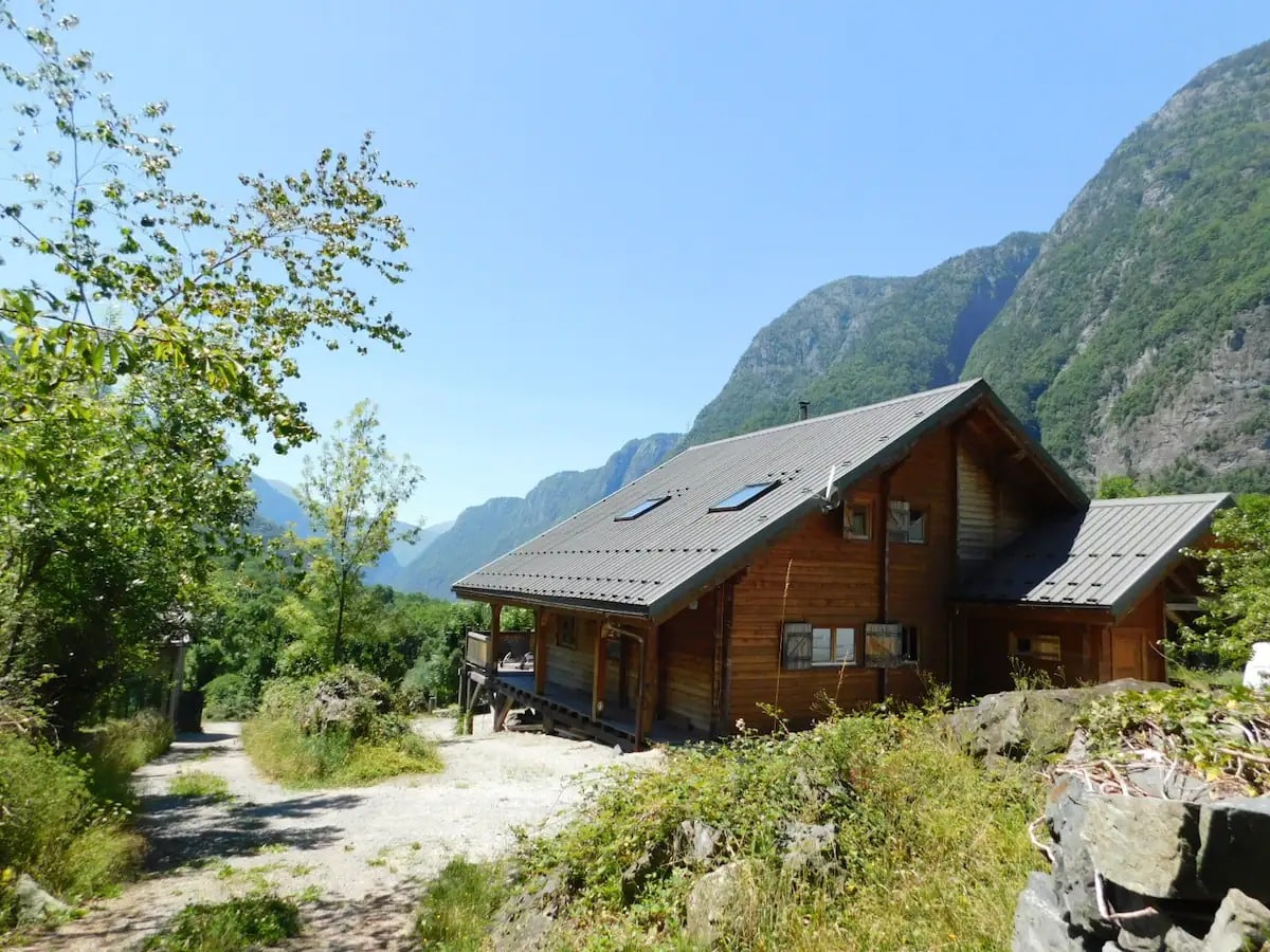 UN CHALET RUSTIQUE DANS LES MONTAGNES ALPINES