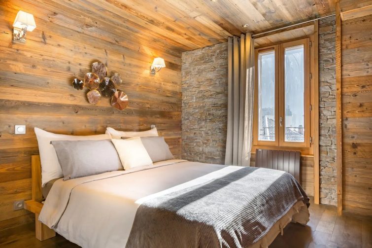 Luxurious Wood-Rich Chalet in Central Chamonix