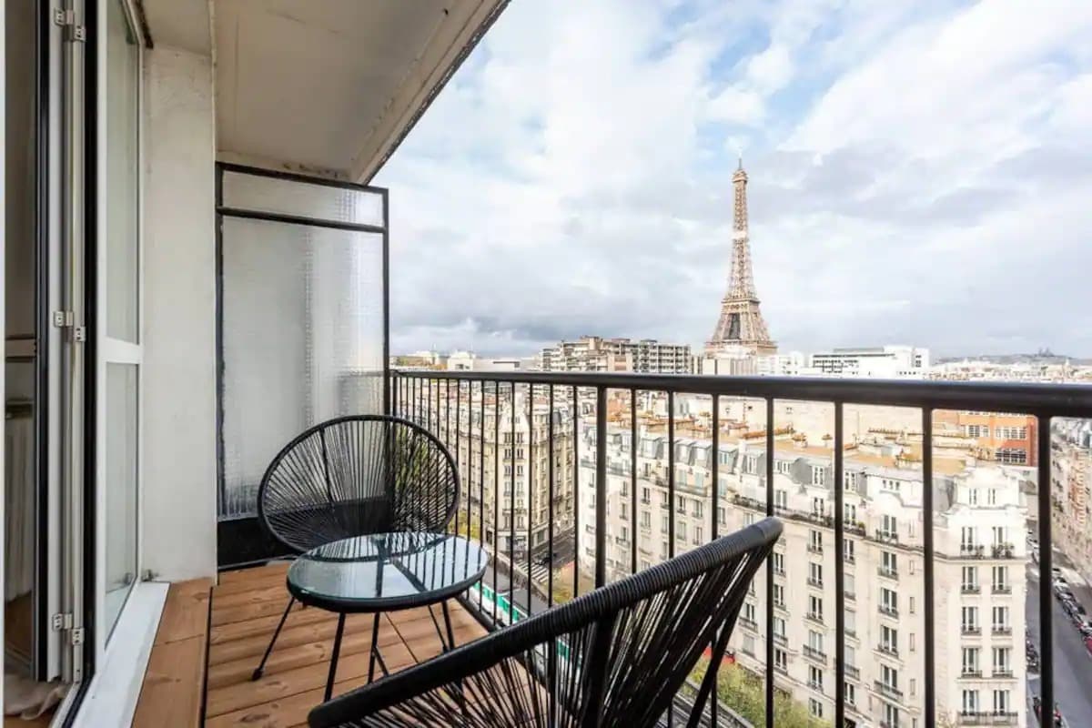 vue tour eiffel airbnb