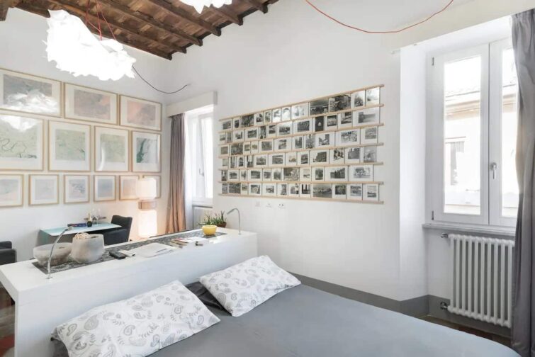Détendez-vous dans une suite minimaliste et élégante dans un bâtiment médiéval
