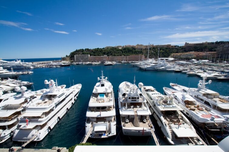 Bateaux dans le port de Monte Carlo - location bateau Monaco