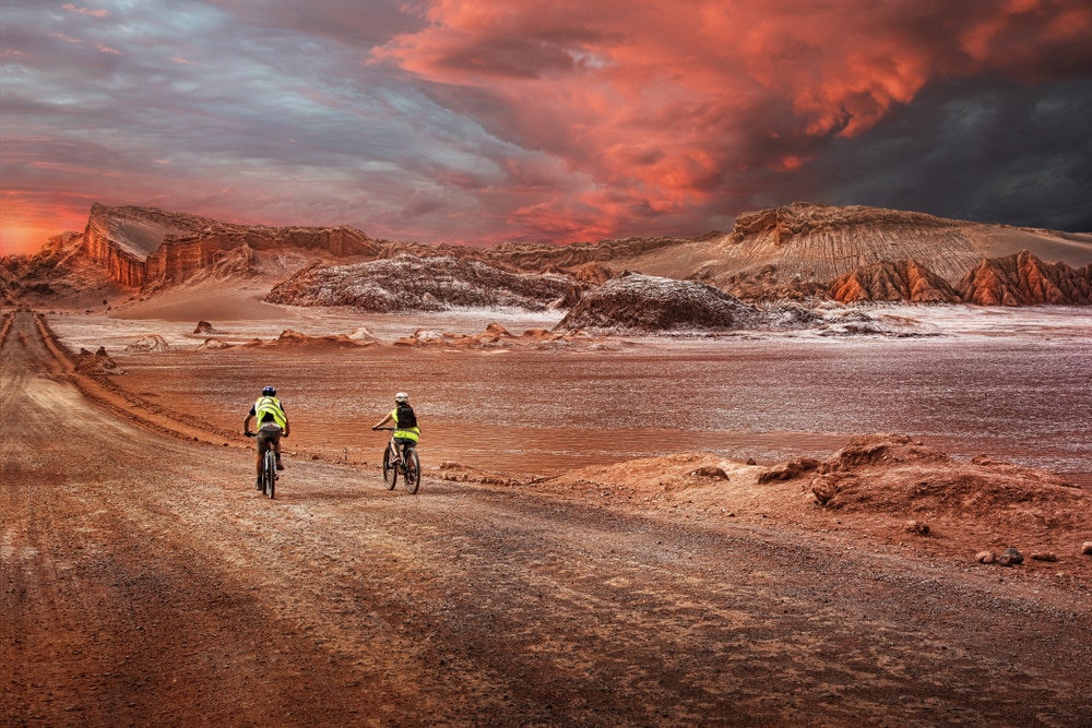 Cyclistes dans le désert d'Atacama
