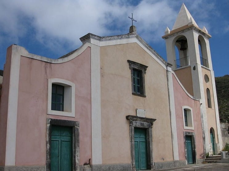 visit Filicudi: Church of Santo Stefano in Val di Chiesa