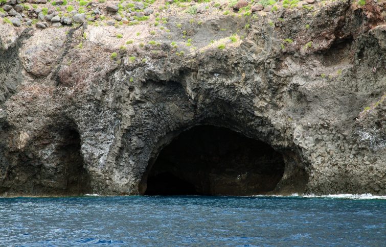 visitare Filicudi : Grotta del Bue Marino - visitare Filcudi