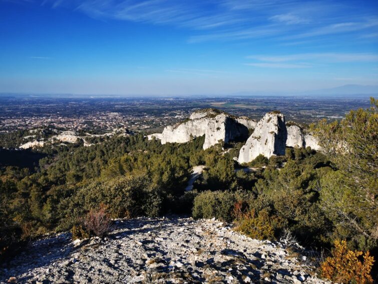 Le Rocher des Deux Trous depuis Saint-Rémy-de-Provence