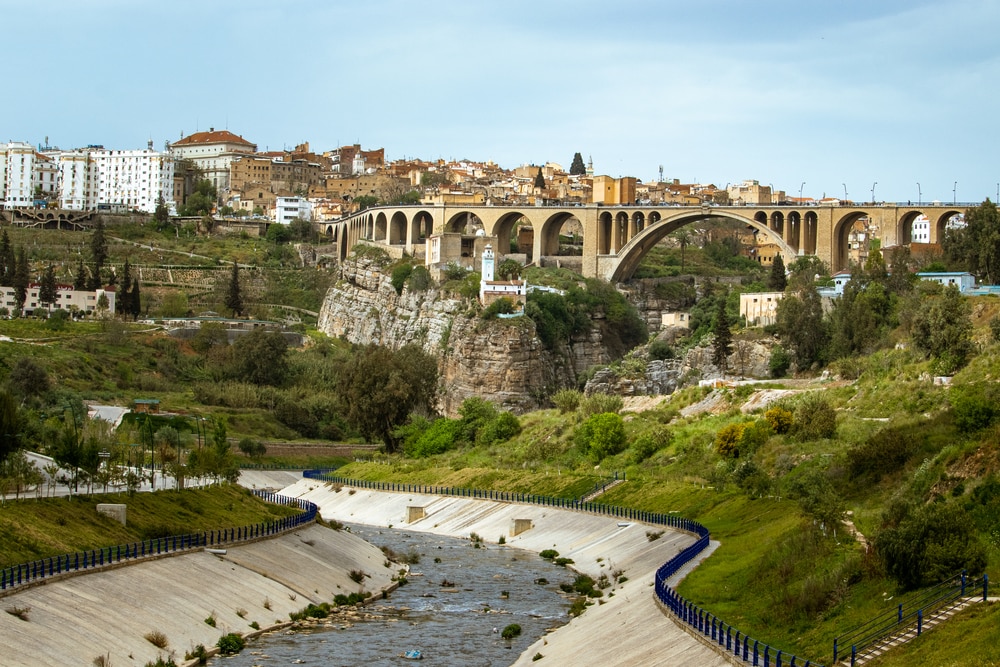 Vue sur les ponts de pierre et les vieilles maisons sur la falaise de Constantine