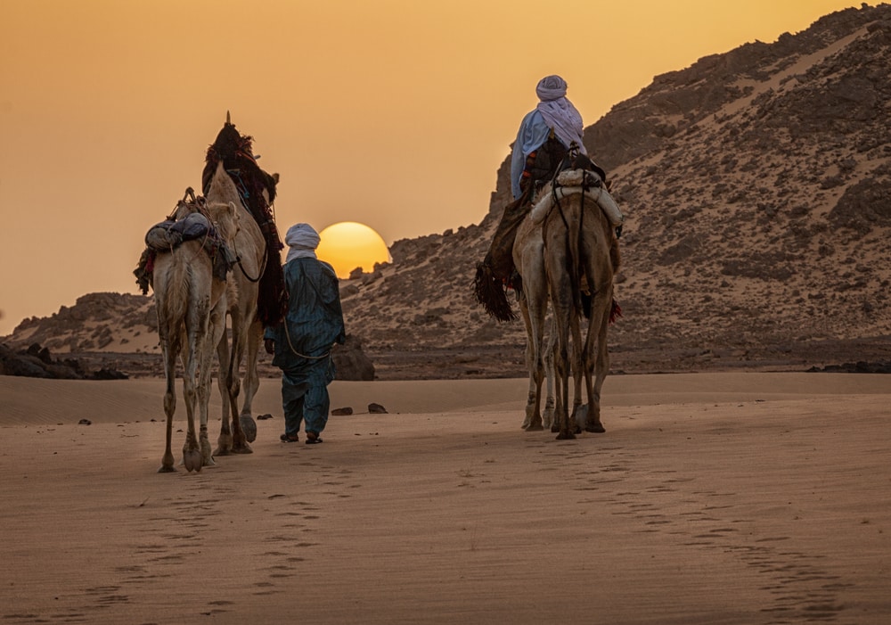 Touaregs traversant le désert algérien - photos Algérie