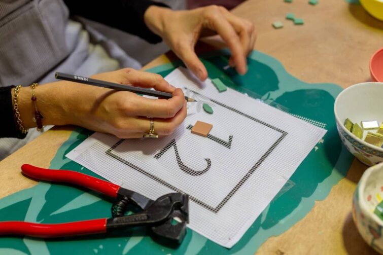 Poterie et céramique : créez votre plaque numérotée en mosaïque