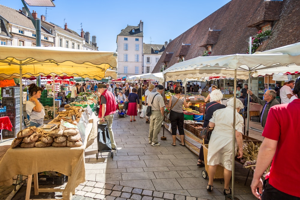 Marché à Beaune, Bourgogne, France, avec des étals et des acheteurs le 21 mars 2022