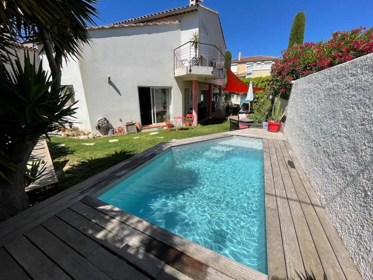 Beautiful villa with pool nearby.  sea ​​callanques