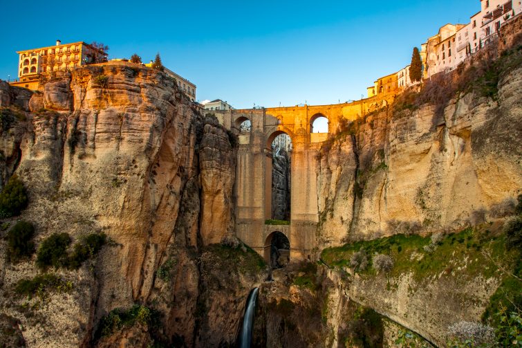 Pont Neuf de Ronda en Espagne sous un ciel bleu