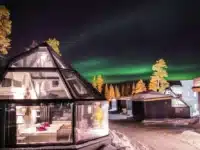 aurore boreale dans un hotel ecoresponsable en laponie