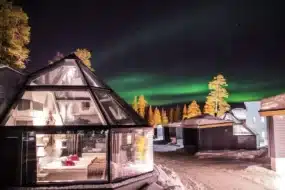 aurore boreale dans un hotel ecoresponsable en laponie