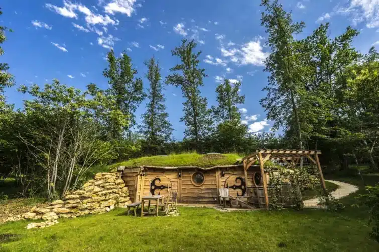 logement atypique maison de hobbit semi enterree dans une coline en France