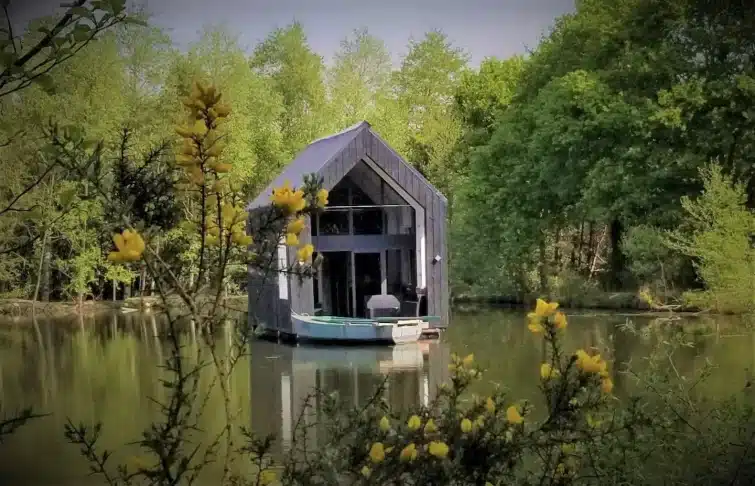 cabane sur l'eau atypique en Bretagne, France