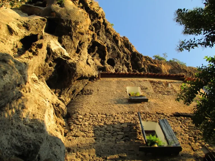 maison troglodyte airbnb dans la falaise en France