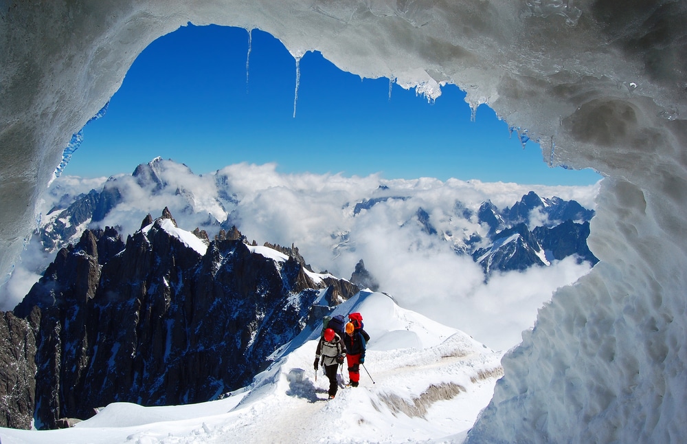 Deux alpinistes sur un glacier français (massif du Mont Blanc, Alpes françaises)