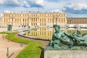 Palais de Versailles en France le 25 mai, vue extérieure majestueuse avec touristes
