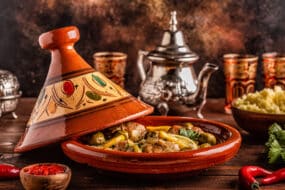 plats traditionnels marocains colorés sur une table