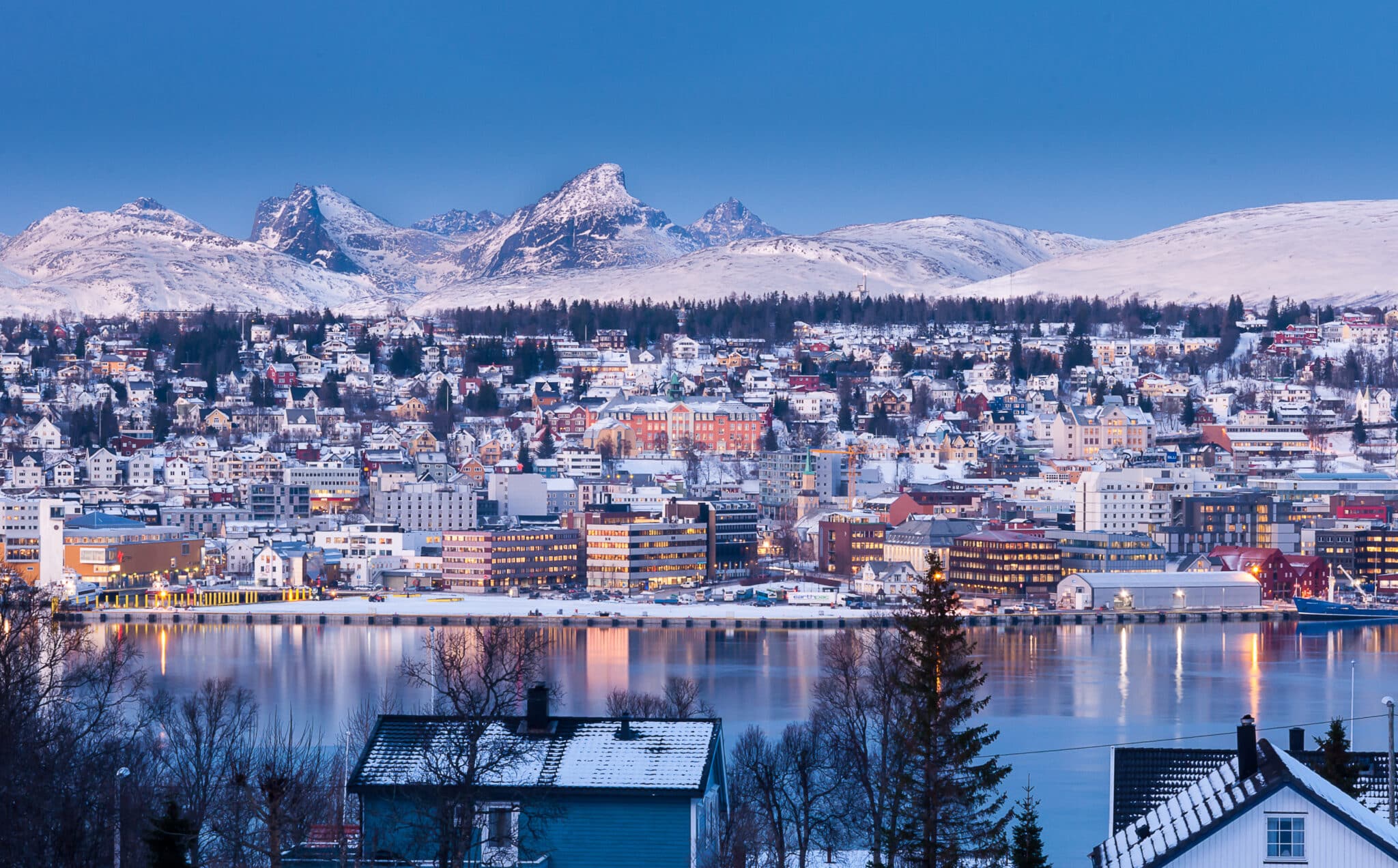 Норвегия осло погода. Тромсе Норвегия. Тромсо город в Норвегии. Тромсё Tromsø. Самый Северный город Норвегии Тромсе.