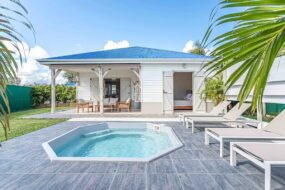 Vue extérieure d'une villa en Guadeloupe avec piscine et jardin tropical