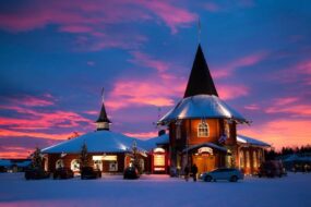Hôtel à Rovaniemi sous la neige