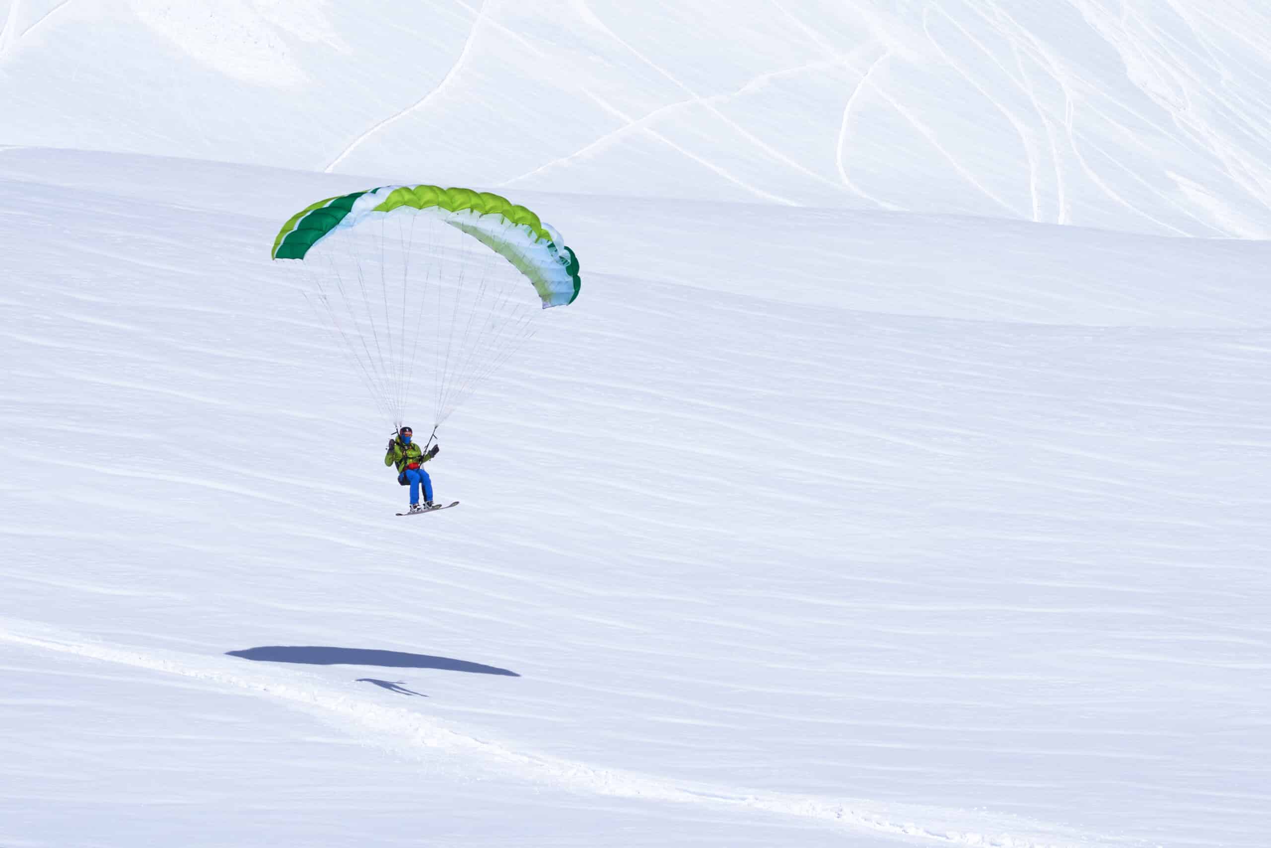 Parapente à ski dans les pyrénées france