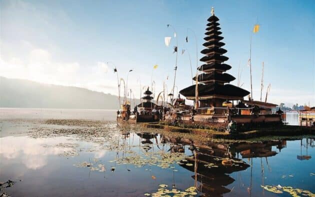 Pagode sur un lac à Bali en Indonésie