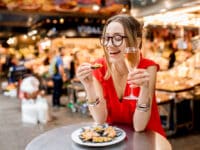 Femme qui mange des tapas dans un marché à Barcelone