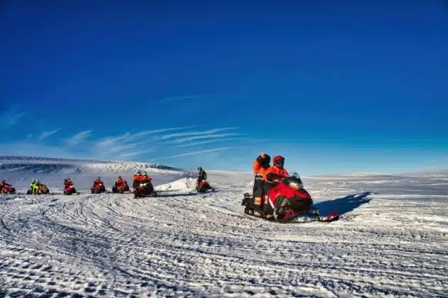 Les 5 meilleures excursions en motoneige sur les routes glacées de l’Islande