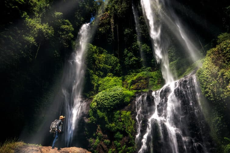 cascade de la forêt de munduk