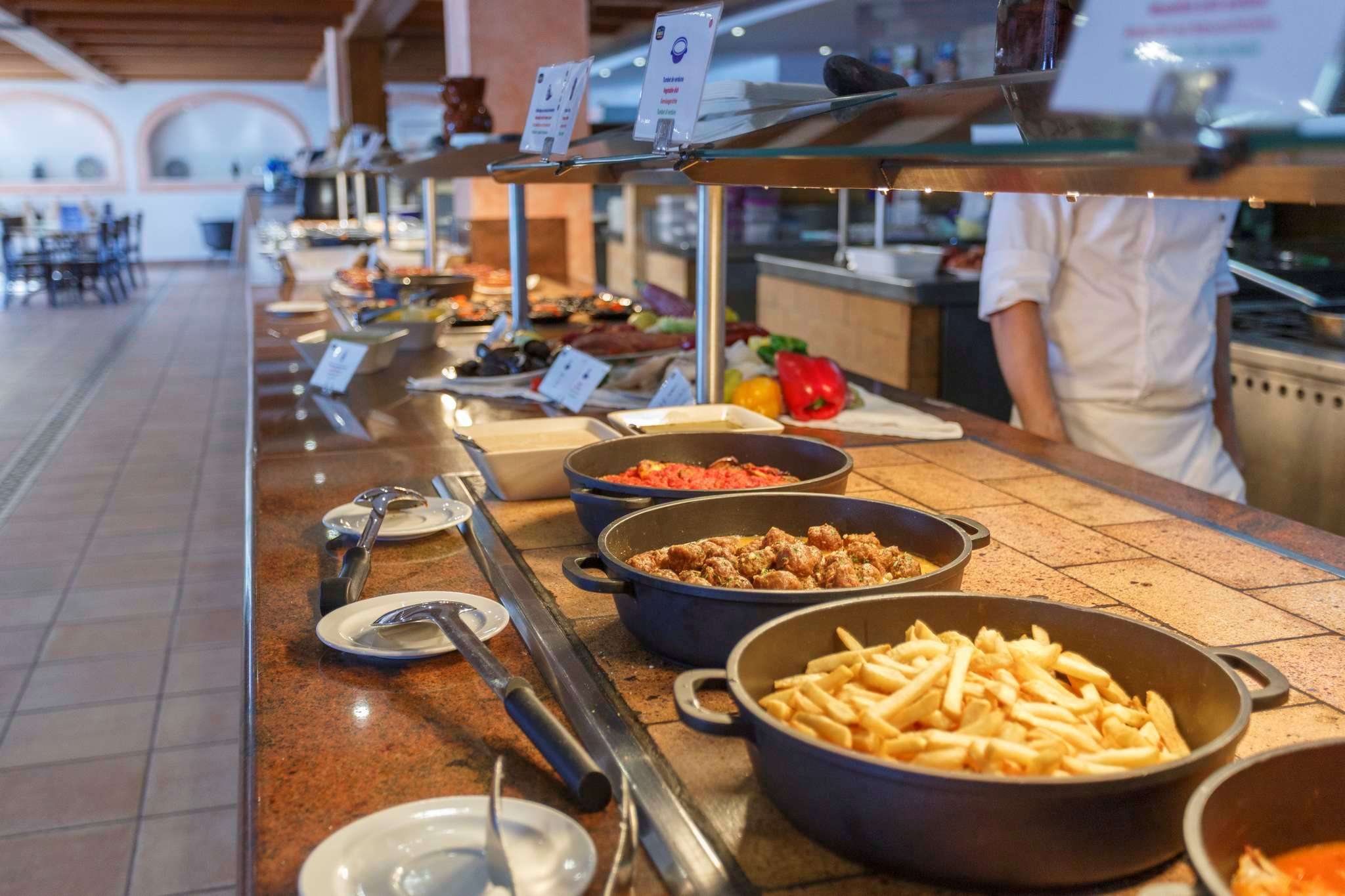 Buffet de plats chauds au Royal Son Bou à Minorque