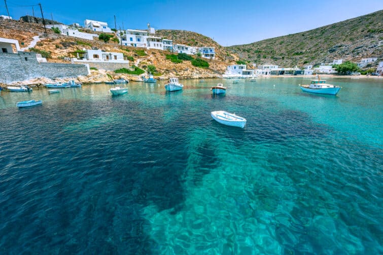 Petit village pittoresque d'Heronissos, avec des bateaux de pêche et des eaux transparentes, sur l'île de Sifnos, Grèce