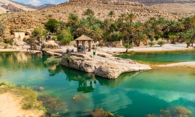 Vue sur l'oasis de Wadi Bani Khalid dans le désert à Sultanat d'Oman