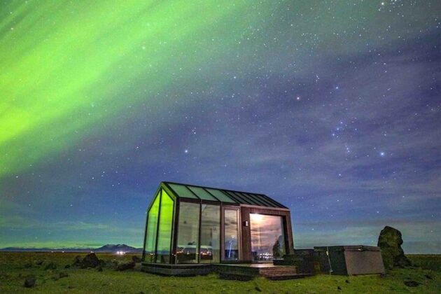 Airbnb Islande : chalet en verre où contempler les aurores boréales