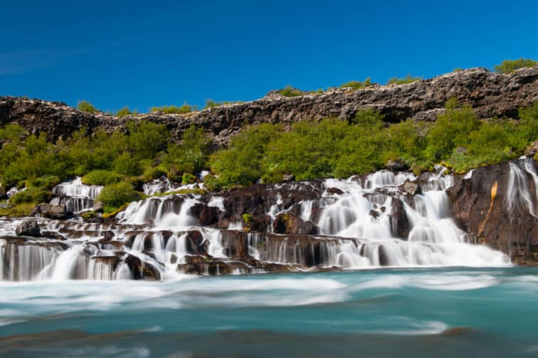 vue sur les cascades d'Hraunfossar, en Islande