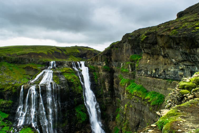 Vue sur la cascade de Glymur, en Islande