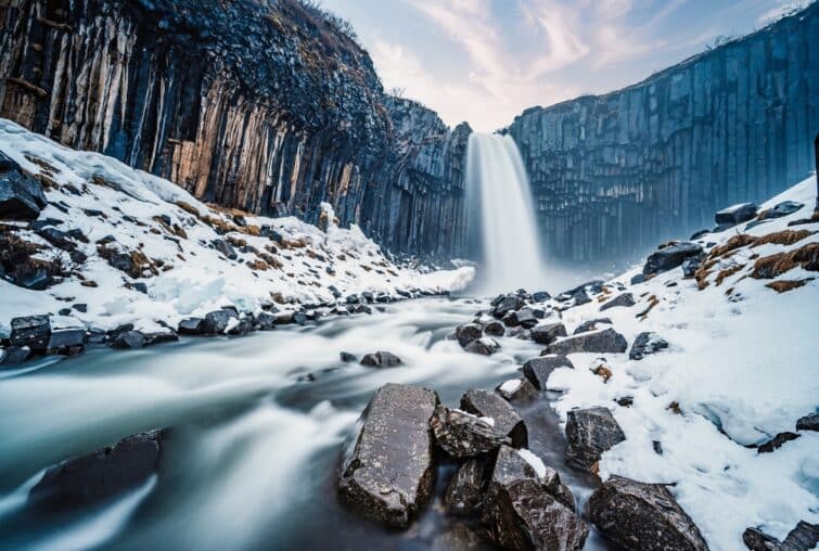 La cascade glacée de Svartifoss, en Islande