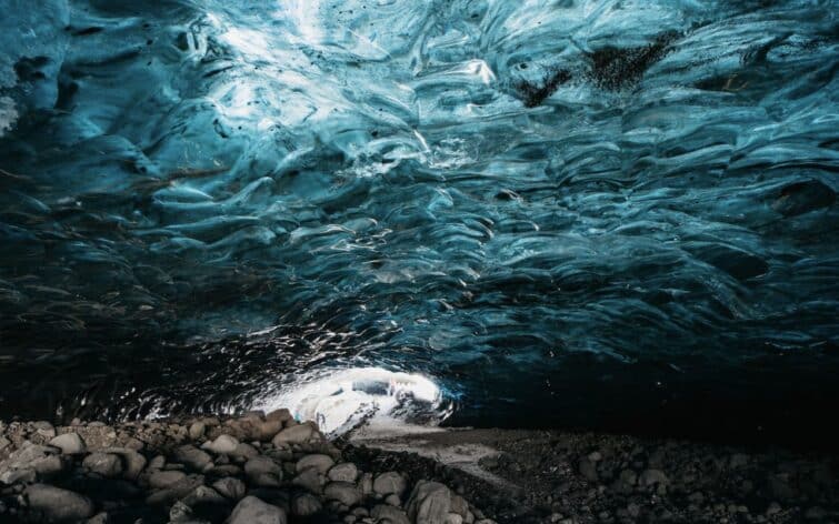 intérieur grotte de glace Islande, reflets lumière blues