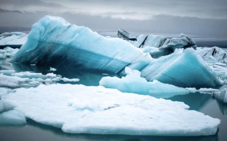 icebergs bleus et blancs qui flottent dans lagune de Jökulsárlón en Islande