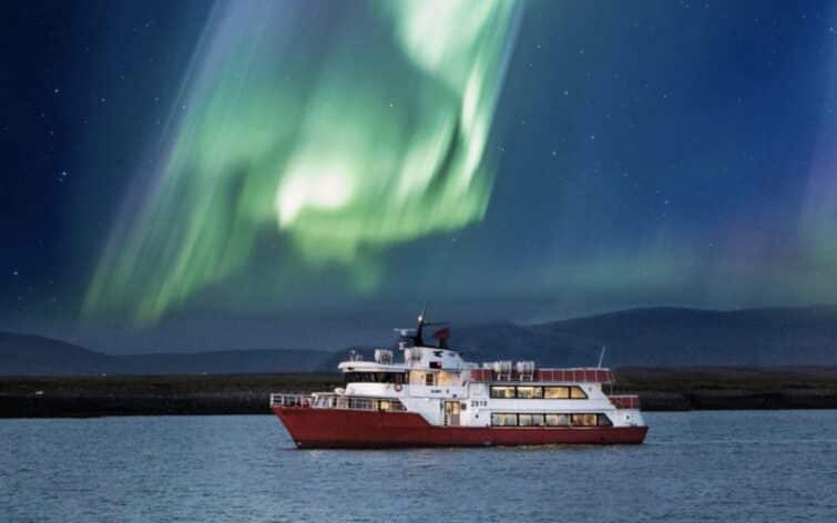 aurore boréale Islande derrière bateau croisière