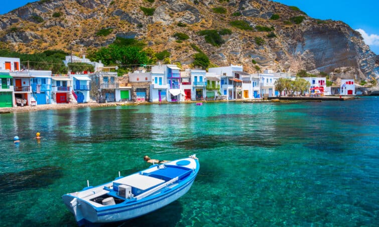 maisons de pêcheurs traditionnelles, île de Milos, Cyclades, Grèce.