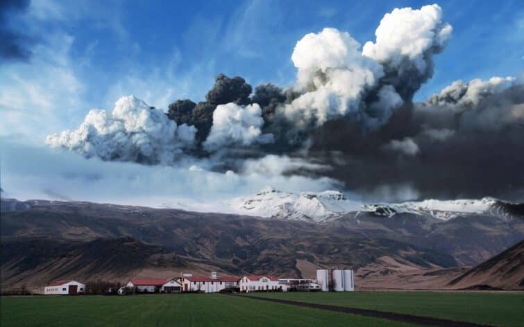 volcan Eyjafjallajökull Islande fumée qui s'échappe